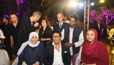 الكينج محمد منير يخطف الأنظار في زفاف ابنة شقيقته ويشهد على عقد القران