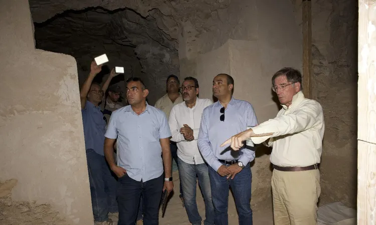 التراث المصري فى آيادي أمينة.. الأمين الأعلى للآثار يشيد بأعمال الترميم والتوثيق فى البر الغربي بالأقصر