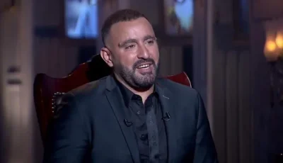 أحمد السقا ينجو من حادث مروع على طريق الإسكندرية ويعود إلى منزله بخير