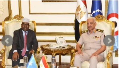 وزير الدفاع يلتقي نظيره الصومالي لبحث أوجه التعاون العسكري