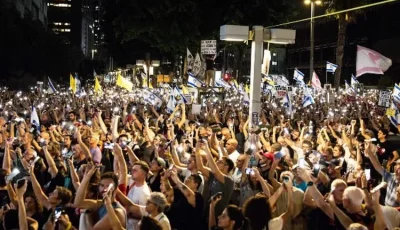 مئات الإسرائيليون يحتشدون في ساحة الرهائن للاحتفال باتفاق وقف إطلاق النار بغزة