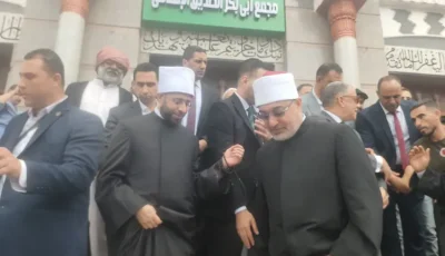 الكل يقبّل يده.. لحظة خروج وزير الأوقاف من مسجد أبو بكر الصديق بالإسماعيلية