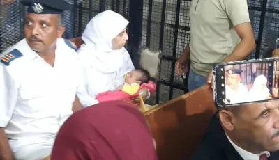وصول المتهمة بإنهاء حياة زوجها وأطفاله الستة بقرية دلجا في المنيا للمحكمة