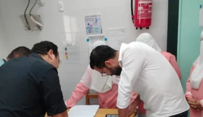 وكيل صحة مطروح يحيل المتغيبين للتحقيق ويكافئ طبيبة وأطقم التمريض في جولة مفاجئة