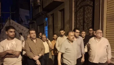 انهيار جزئي لأحد المنازل القديمة أثناء تنفيذ قرار الإزالة بشارع مولد النبي بالزقازيق .. والمحافظ ينتقل للموقع