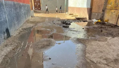 مش عارفين نصلي.. كسر خط مياه حجازة يصيب حياة أهالي قوص بالشلل في قنا
