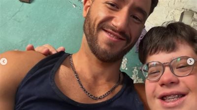 من ذوي الاحتياجات الخاصة.. من هو أدهم شقيق أحمد مالك الذي يشاركه في “سوا سوا”