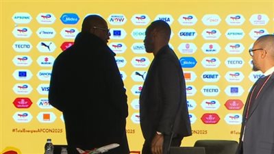 توتر في المؤتمر الصحفي لنهائي كأس أمم أفريقيا.. انسحاب مدرب السنغال بعد هجوم لفظي من الصحفيين المغاربة