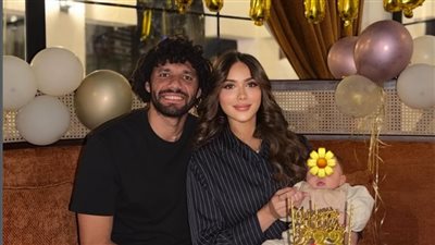 بأجواء رومانسية.. محمد النني يخطف الأنظار في ميلاد زوجته المغربية