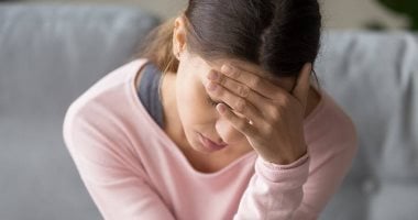 لماذا يشعر البعض بـ ثقل فى الرأس مع برودة الجو