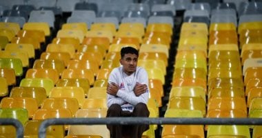 مشجع زملكاوي يواجه البرد وحيدا فى مباراة المصرى ويكسب تعاطف الجماهير