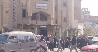 صلاة الجنازة على جثامين الأشقاء الـ5 ضحايا تسرب الغاز فى بنها.. فيديو وصور