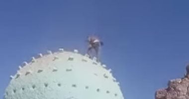 شاب يهدم ضريحا في أسوان.. ويهتف: جاء الحق وزهق الباطل.. والأمن يفحص الفيديو