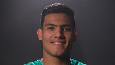 من القلعة الحمراء للنسور الخضر.. المصري يقدم مصطفى العش في مشهد يعبر عن عراقة الكرة المصرية