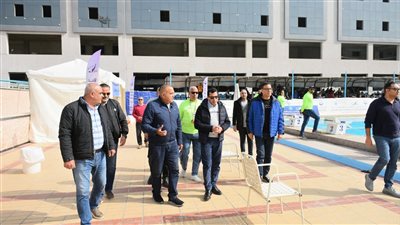 وزير الرياضة يطمئن على تطبيق الكود الطبي في بطولة القاهرة للسباحة بالزعانف