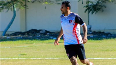 40 عاما ولا يفكر في الإعتزال..أيمن سعد القناص الذي استقر به الحال في دفاع سمسطا من أجل الجماهير