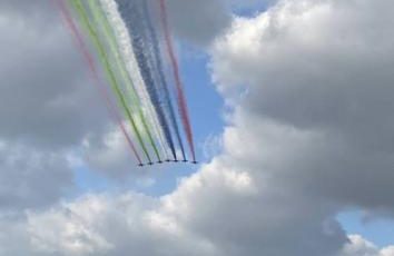 عروض جوية تجوب سماء الإمارات بمناسبة يوم العزم