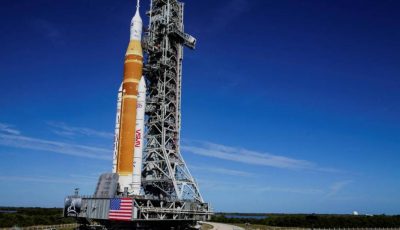 «ناسا» تجهز صاروخها لمهمة «أرتميس 2» للدوران حول القمر