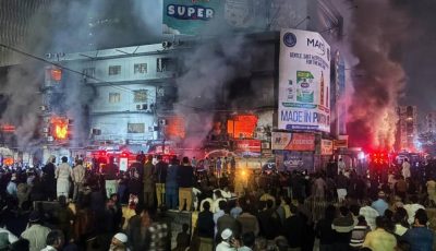 وفاة 6 جراء حريق بمركز تجاري في باكستان