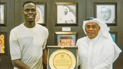 الأهلي السعودي يكرم ميندي ويمنحه درع النادي تقديراً لإنجازه مع منتخب السنغال